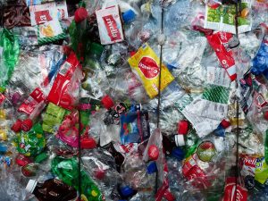 Reciclarea O Contributie Esentiala la Protejarea Mediului. Morman de deșeuri din sticle de plastic reciclabile. Această imagine prezintă o acumulare de sticle de plastic goale, așezate una peste alta. Sticlele sunt realizate din diferite tipuri de plastic, inclusiv PET ( tereftal polietilenă) și HDPE (polietilenă de înaltă densitate), și au dimensiuni și culori variate.