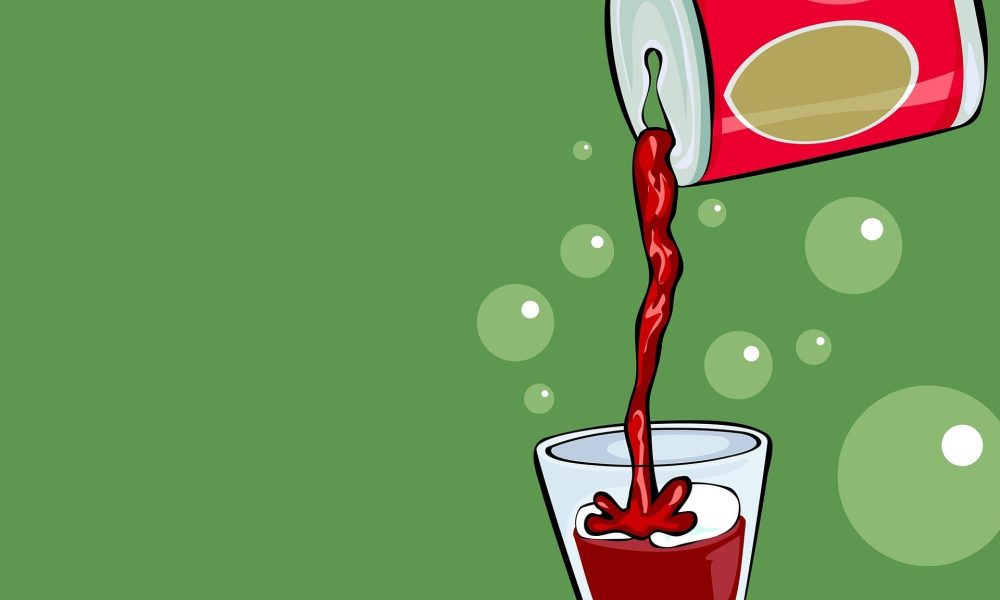 O imagine animată care prezintă suc de fructe efervescent turnat dintr-o sticlă într-un pahar înalt. Bulele se ridică din suc