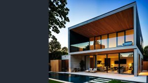 o casă modernă cu o piscină în curtea din spate. Casa are o formă geometrică simplă, cu linii drepte și unghiuri ascuțite. Fațada este realizată din materiale moderne, cum ar fi betonul, sticla și metalul. Casa are ferestre mari care permit luminii naturale să intre în interior.
