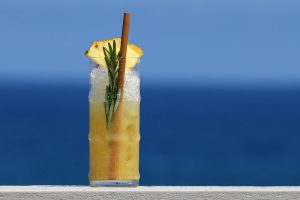 Rețete cocktailuri cu rom. Imagine a unui cocktail Pina Colada intr-o zi calduroasa de vara