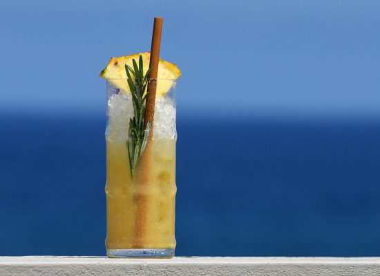 Rețete cocktailuri cu rom. Imagine a unui cocktail Pina Colada intr-o zi calduroasa de vara