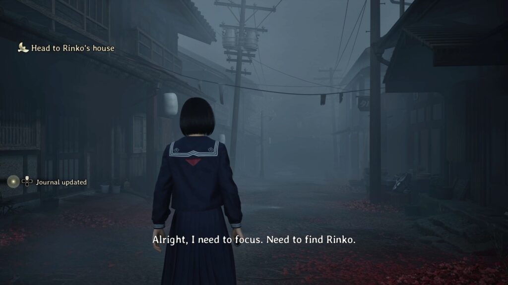 Silent Hill f gameplay – personaj feminin in uniforma scolara merge printr-un sat japonez invaluit in ceata, atmosfera horror si misterioasa