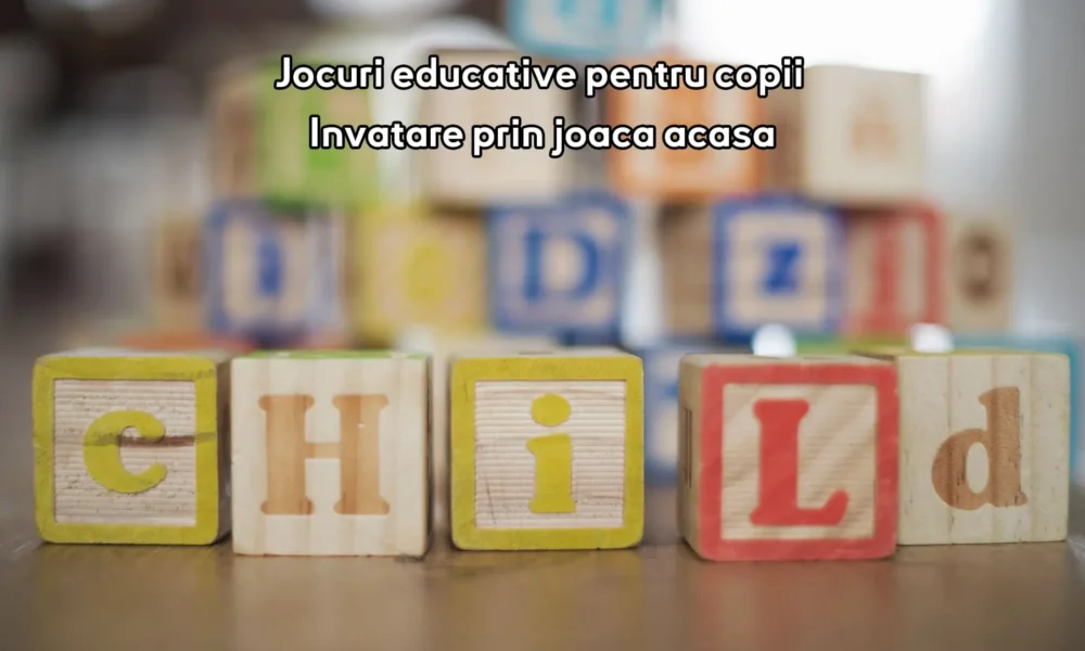 Imagine cu cuburi colorate din lemn cu litere, simbol al jocurilor educative pentru copii si al invatarii prin joaca acasa, dezvoltand creativitatea si atentia celor mici