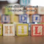 Imagine cu cuburi colorate din lemn cu litere, simbol al jocurilor educative pentru copii si al invatarii prin joaca acasa, dezvoltand creativitatea si atentia celor mici