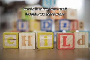 Imagine cu cuburi colorate din lemn cu litere, simbol al jocurilor educative pentru copii si al invatarii prin joaca acasa, dezvoltand creativitatea si atentia celor mici