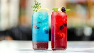 Douc mocktailuri asezate pe o masa unul albastru si unul rosu