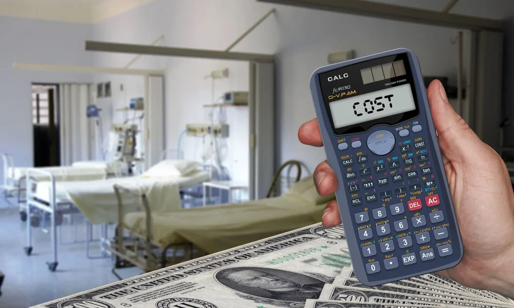 Mana care tine un calculator pe care scrie "COST", suprapus peste bancnote de dolari si un salon de spital in fundal, simbolizand cheltuielile medicale.