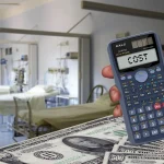 Mana care tine un calculator pe care scrie "COST", suprapus peste bancnote de dolari si un salon de spital in fundal, simbolizand cheltuielile medicale.