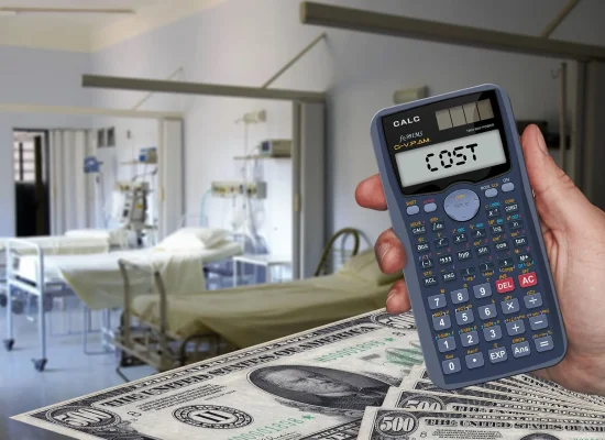 Mana care tine un calculator pe care scrie "COST", suprapus peste bancnote de dolari si un salon de spital in fundal, simbolizand cheltuielile medicale.
